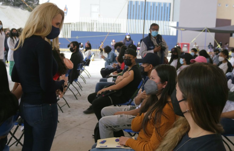 Supervisa Romina Contreras aplicación de segundas dosis a adolescentes de 15 a 17 años de Huixquilucan