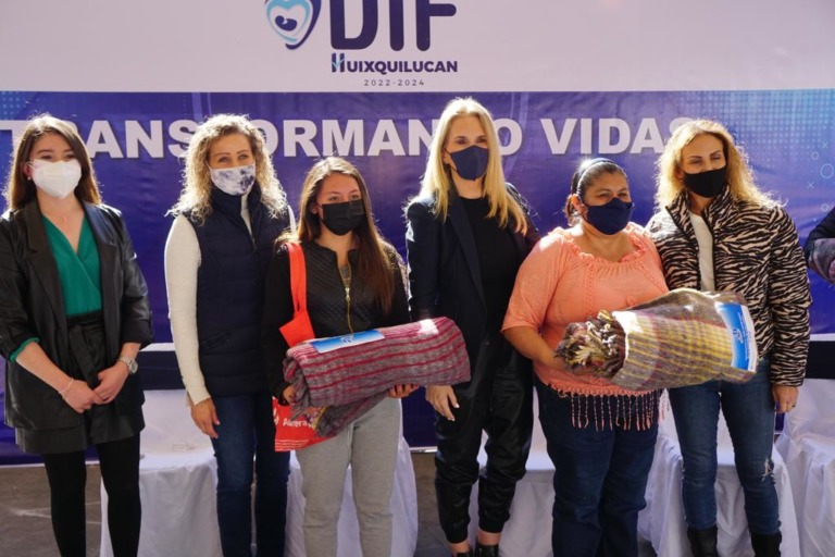 ENTREGA HUIXQUILUCAN COBIJAS A PERSONAS VULNERABLES PARA QUE SE PROTEJAN DE LAS BAJAS TEMPERATURAS