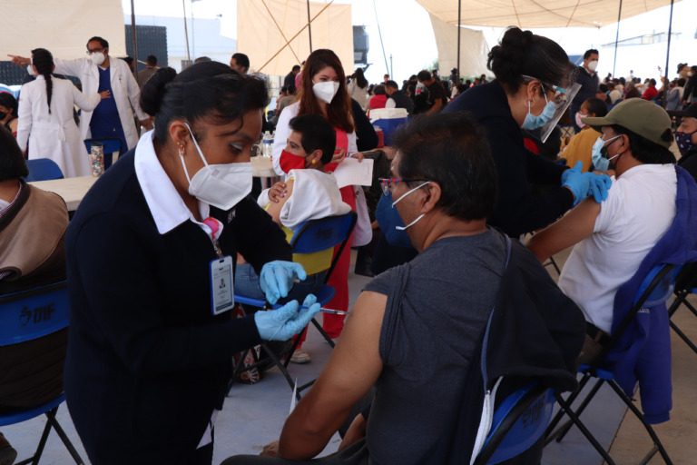 Aplicarán vacuna de refuerzo contra covid-19 a personas de 50 a 59 años de Huixquilucan