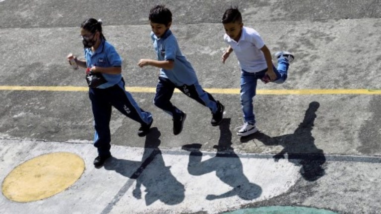 OPS urge garantizar regreso seguro de niños a escuelas