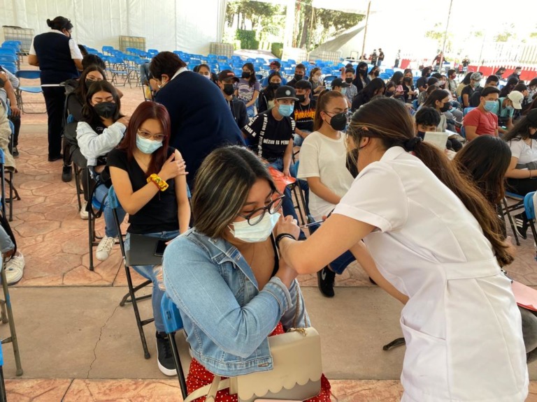 Aplican la segunda dosis de vacuna contra COVID-19 en jóvenes de 15-17años, en Tecámac