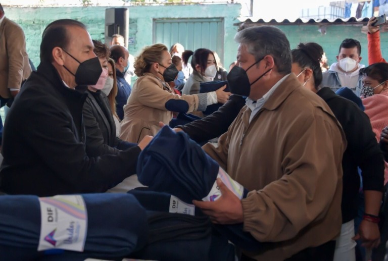 Reciben cobijas los más vulnerables de Atizapán de Zaragoza