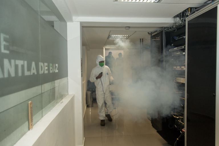 SANITIZACIÓN EN OFICINAS DE AYUNTAMIENTO DE TLALNEPANTLA PARA COMBATIR LA PROPAGACIÓN DEL VIRUS SARSCOV-2