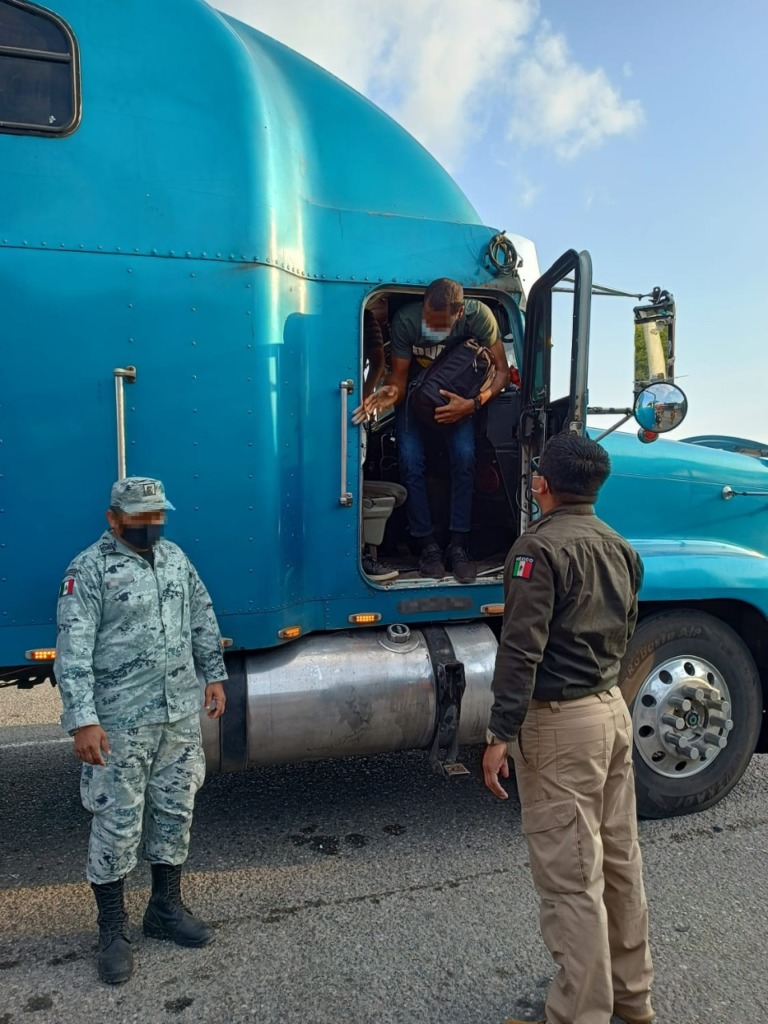 Rescata INM a 16 personas migrantes que viajaban hacinadas en cabina de tráiler