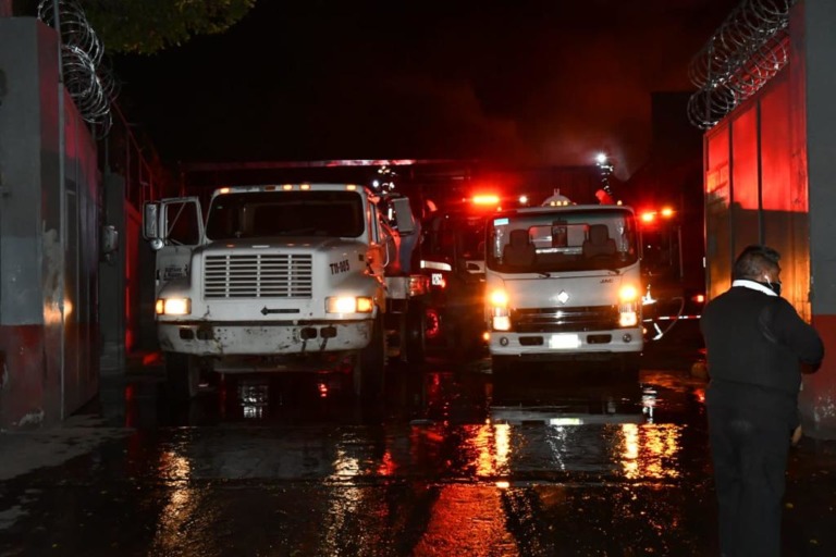 El incendio se encuentra confinado y los bomberos continúan trabajando para sofocarlo