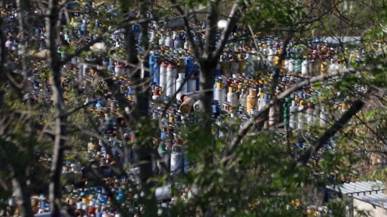 EMPLAZA TABE A GAS BIENESTAR A RETIRAR TANQUES DE GAS DE EX REFINERÍA