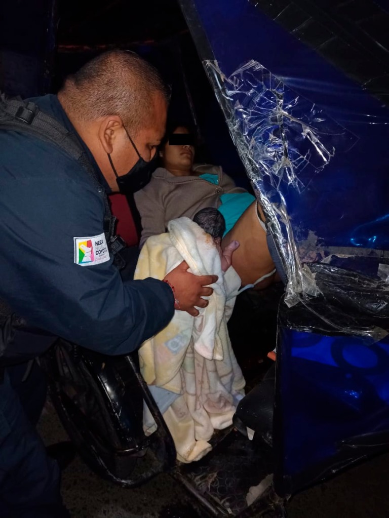 Ayudan a una mamá a dar luz unos elementos policiacos de Nezahualcóyotl