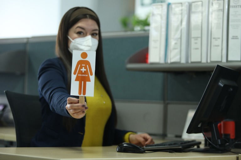 Autoridades de Ecatepec aplican arresto de 36 horas a un hombre que fue sorprendido tirando bolsas de basura