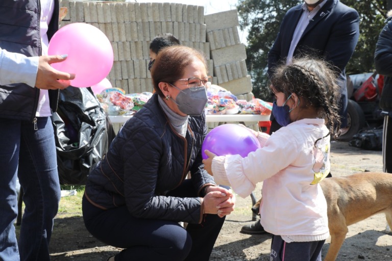 Invita Angélica Moya a los vecinos a acercarse al gobierno