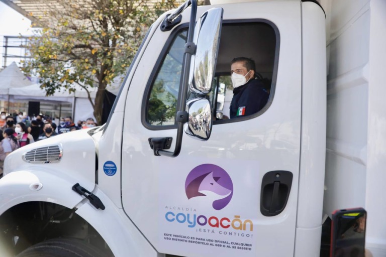 Después de una década, Coyoacán renueva camiones de servicios