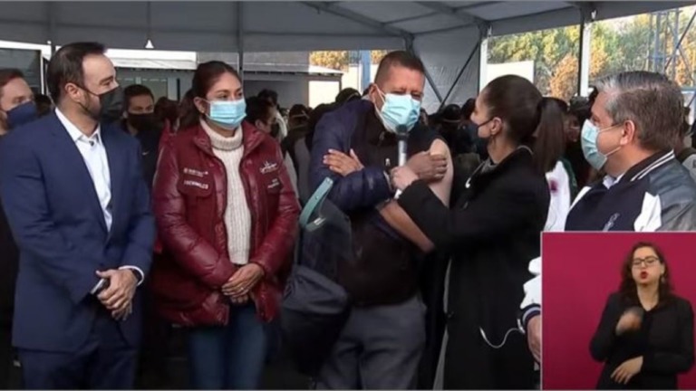 Comienza vacunación de refuerzo a personal educativo en CDMX