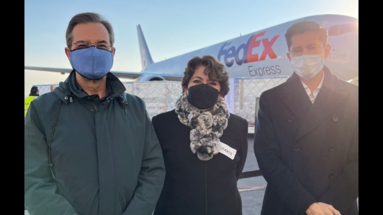 Llegan a México 2.7 millones de vacunas de Moderna para refuerzo de maestros