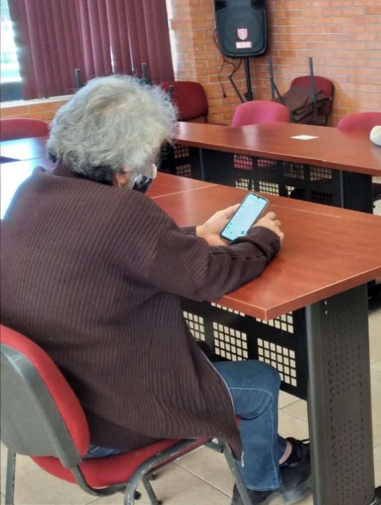 ABREN TALLER “EL USO DEL CELULAR” DIRIGIDO A PERSONAS ADULTAS MAYORES