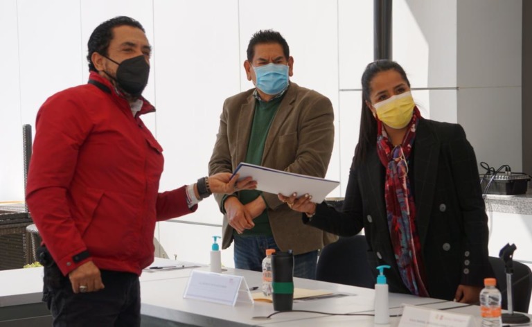 Entregan Seduvi e Infonavit escrituras en la ciudad de México