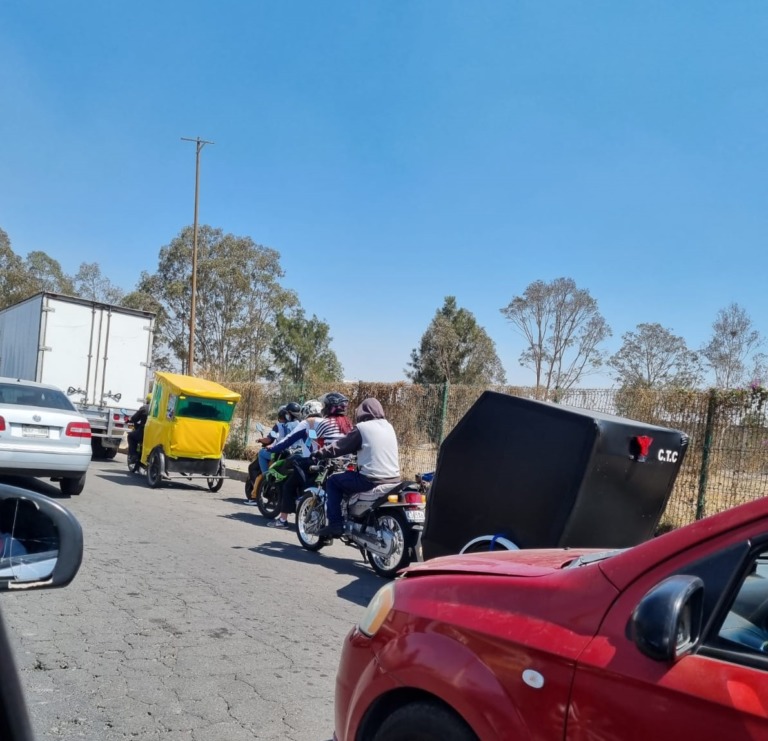 Llegan en mototaxi y moto a la vacunación en Nezahualcóyotl