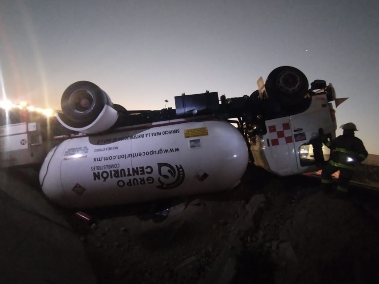 Atiende Protección Civil Tecámac, volcadura de pipa de gas en la pista México-Pachuca.