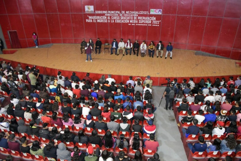 Jóvenes se preparan para el examen de la COMIPEMS en Nezahualcóyotl