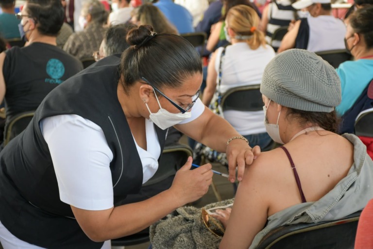 INICIA LA APLICACIÓN DEL REFUERZO DE LA VACUNA CONTRA COVID-19 A MÁS DE 120 ADULTOS DE 30 A 39 AÑOS Y REZAGADOS DE NEZAHUALCÓYOTL