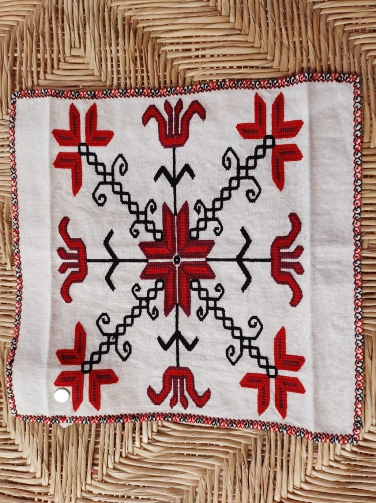 SON BORDADOS MAZAHUAS UNA HERENCIA FAMILIAR