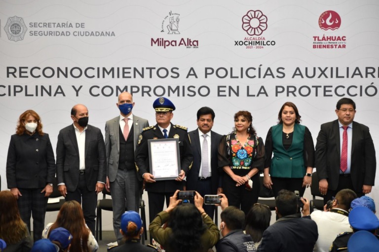 Alcaldes entregan reconocimientos a policías auxiliares
