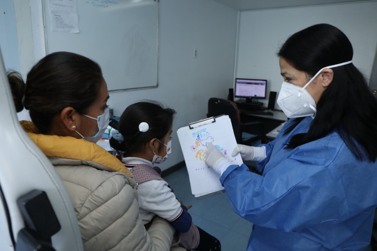 Cirugía de implante coclear rehabilita capacidad auditiva de infantes