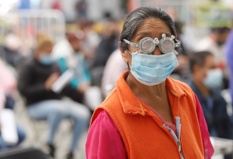 Ecatepec entrega 8 mil lentes graduados a personas con problemas de salud visual