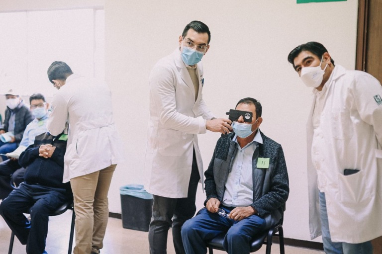 Pobladores sin seguridad social en Chiapas son atendidos por oftalmólogos del IMSS