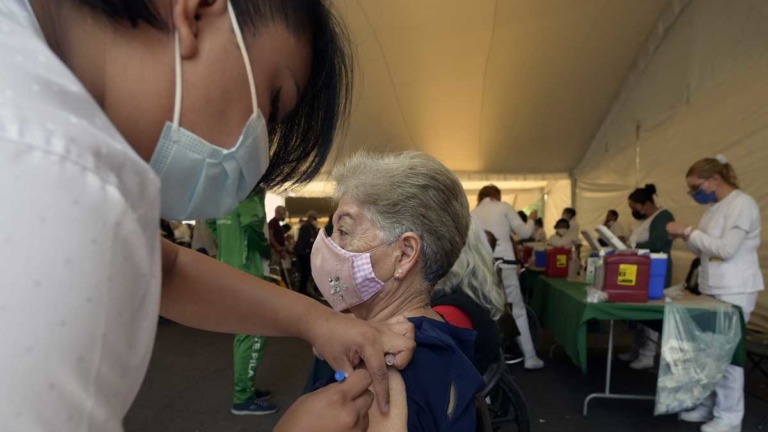 México, con contagios, hospitalizaciones y muertes a la baja por covid-19