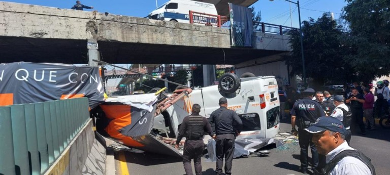 Accidente en puente vehicular que cruza Periférico entre Av. Sor Juana I. de la Cruz y Av. De los Maestros