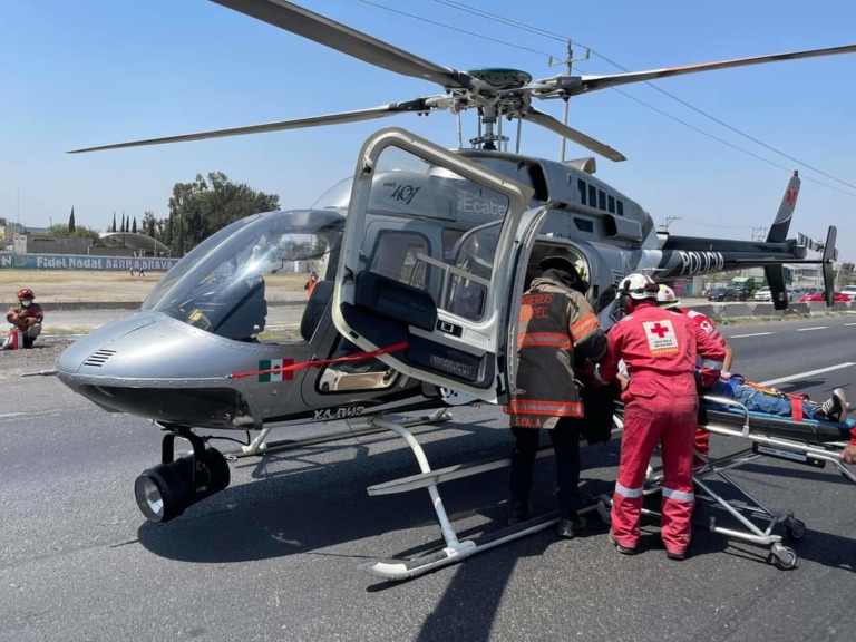  Helicóptero Jaguar 1 aterriza en Circuito Mexiquense para trasladar a conductor que quedó atrapado tras volcadura