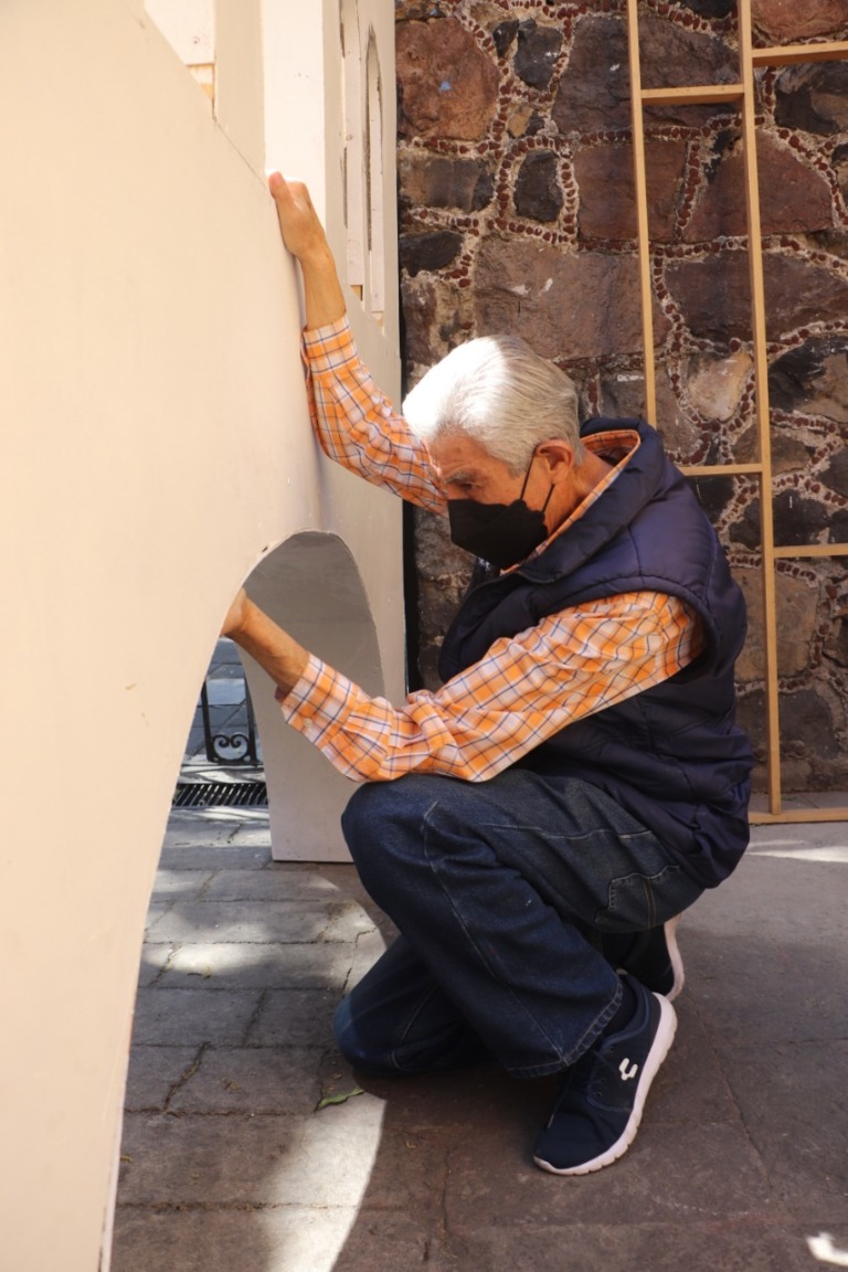 Artista plástico prepara escenografía para la gran fiesta de Xochimilco