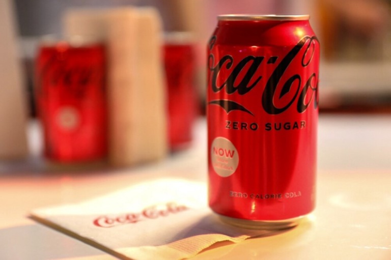 Coca Cola anuncia suspensión de sus operaciones en Rusia