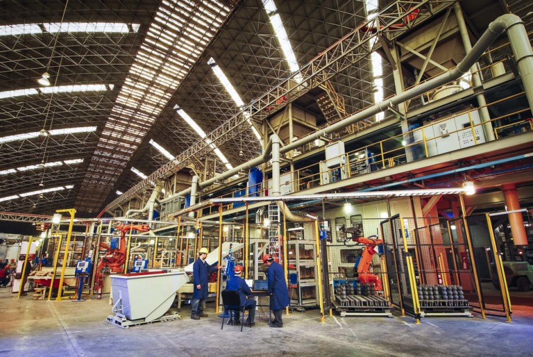 Empresa mexicana de autopartes suspende operaciones en Rusia