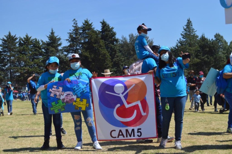 MARCHAN FAMILIARES DE PACIENTES CON AUTISMO PARA FORTALECER APOYO E INCLUSIÓN
