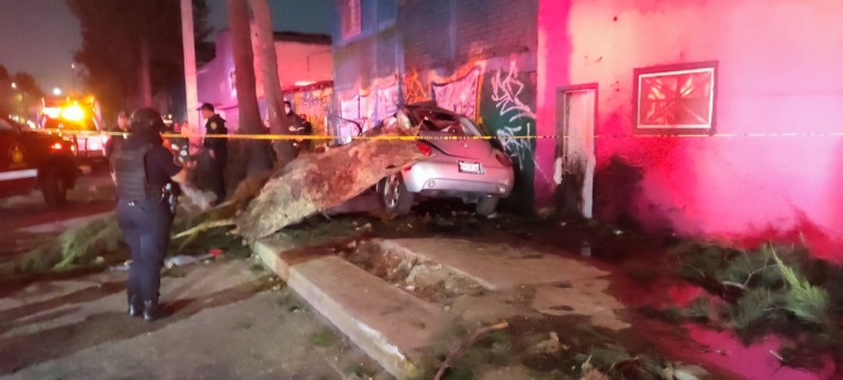 Auto Beetle se impactó entre la barda y una casa