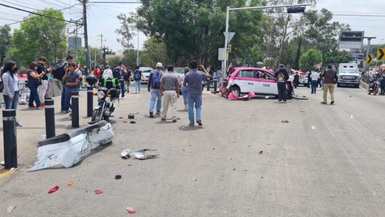 #Urgente. Camión se queda sin freno arrasa cuatro autos en Insurgentes Sur