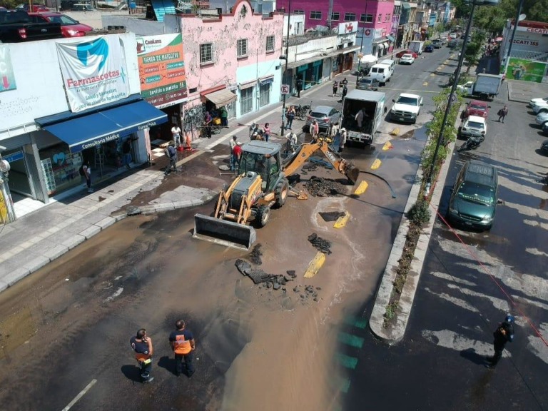 ATIENDE EFICAZMENTE ALCALDÍA AZCAPOTZALCO FUGA DE AGUA SIN AFECTAR SUMINISTRO