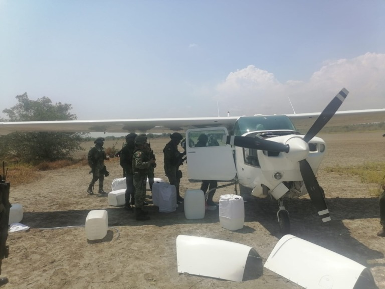 Ejército y Fuerza Aérea Mexicanos así como la GuardiaNacional garantizan en operación conjunta, la seguridad delespacio aéreo nacional y realizan en Chiapas, el aseguramientode una aeronave con probable cocaína