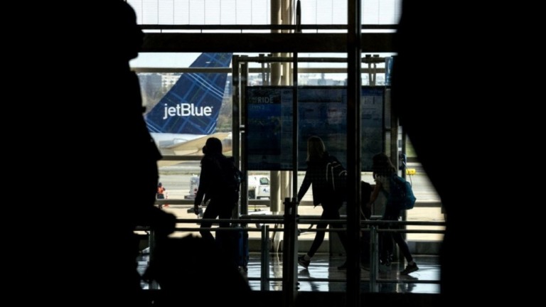 Aerolíneas de EU eliminan uso obligatorio de cubrebocas