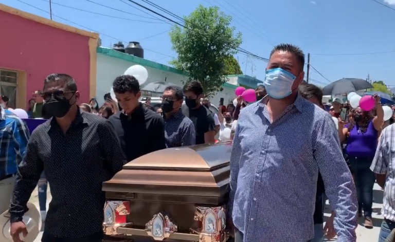 Con globos y pancartas despiden a Debanhi Escobar en Galeana
