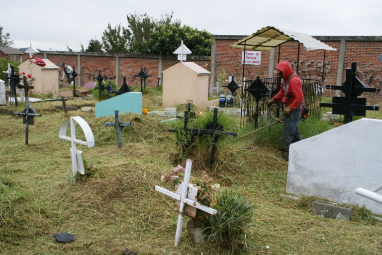 Realiza Huixquilucan limpieza de panteones para el día de las madres