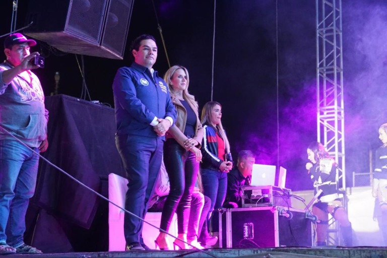 Festeja Huixquilucan el día de las madres y del maestro