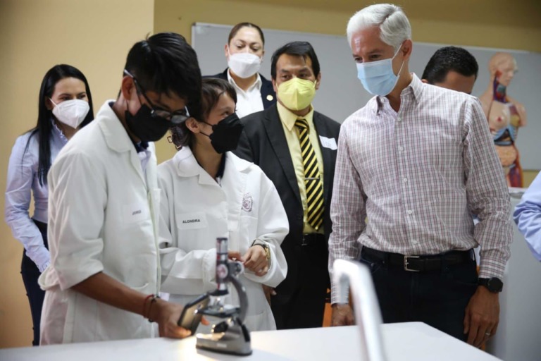 Para mejorar la calidad de la educación se entregaron paquetes de laboratorios didácticos a secundarias del Edoméx