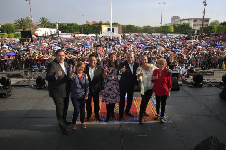 CON UN ÉXITO CONTUNDENTE, REYLI BARBA CANTÓ SUS ÉXITOS A MÁS DE 10 MIL MAMÁS EN V. CARRANZA