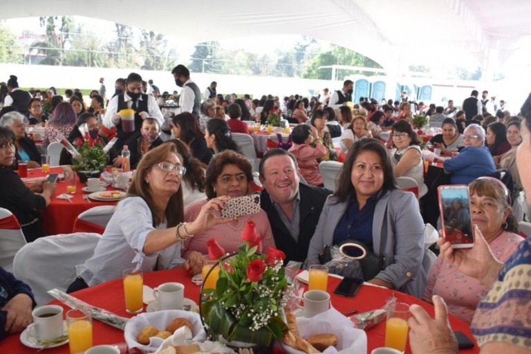 “EL GÜERO QUIJANO” FESTEJA A MADRES TRABAJADORAS DE LA ALCALDÍA LA MAGDALENA CONTRERAS