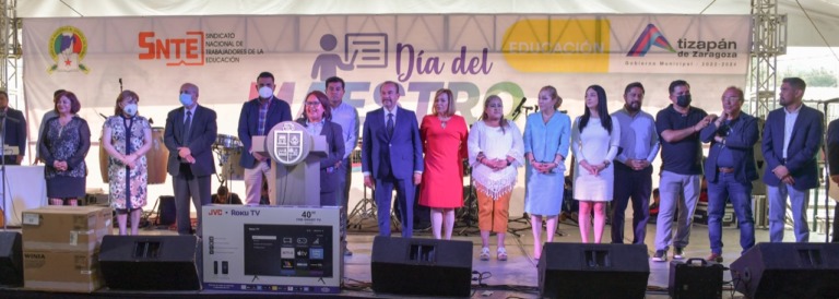 FESTEJA GOBIERNO DE ATIZAPÁN DE ZARAGOZA A MAESTROS ESTATALES Y FEDERALES