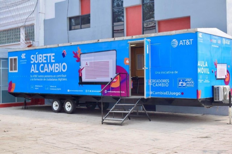 AULA MÓVIL DE AT&T MÉXICO LLEGA A LA ALCALDÍA GUSTAVO A. MADERO