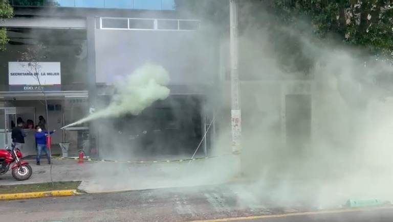 Reportan corto en cables de alta tensión en las instalaciones de Secretaría de las Mujeres en Toluca