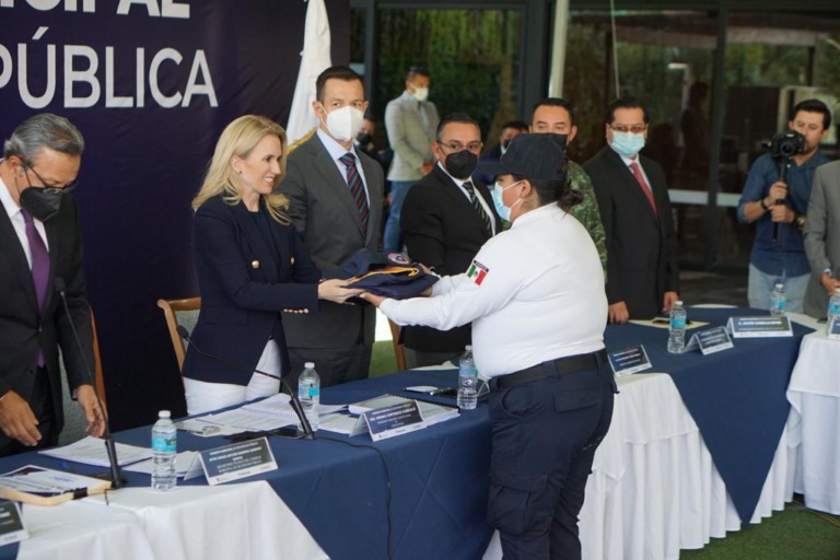 Con uniformes, estímulos económicos y reconocimientos reconocen labor de policías de Huixquilucan