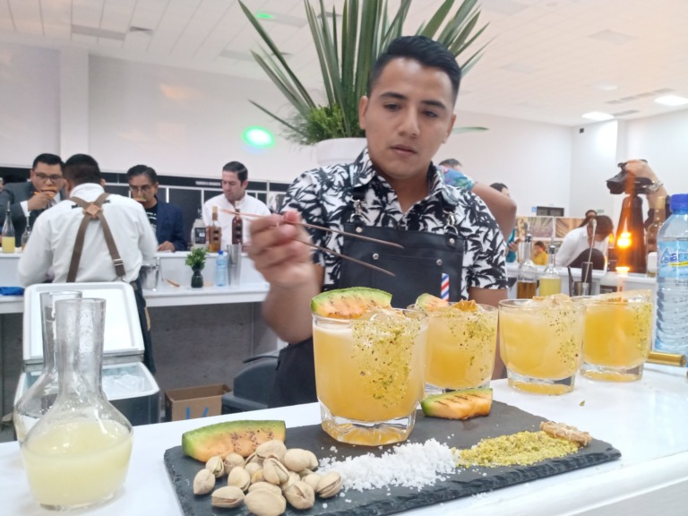 Marco Antonio Valdivia ganó el primer lugar del Sotol Grand Mix realizado en el SOTOLFEST de Torreón, Coahuila